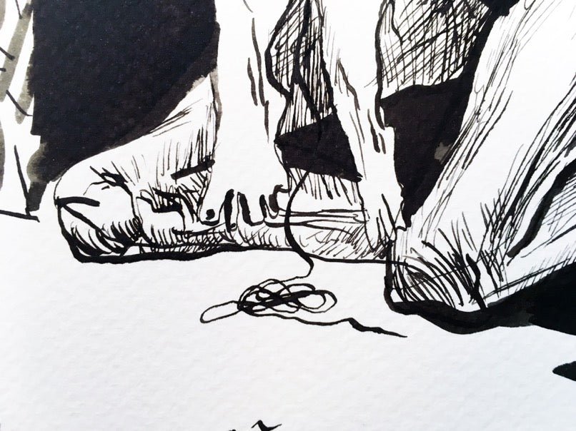 Una vieja se cose la piel de un niño