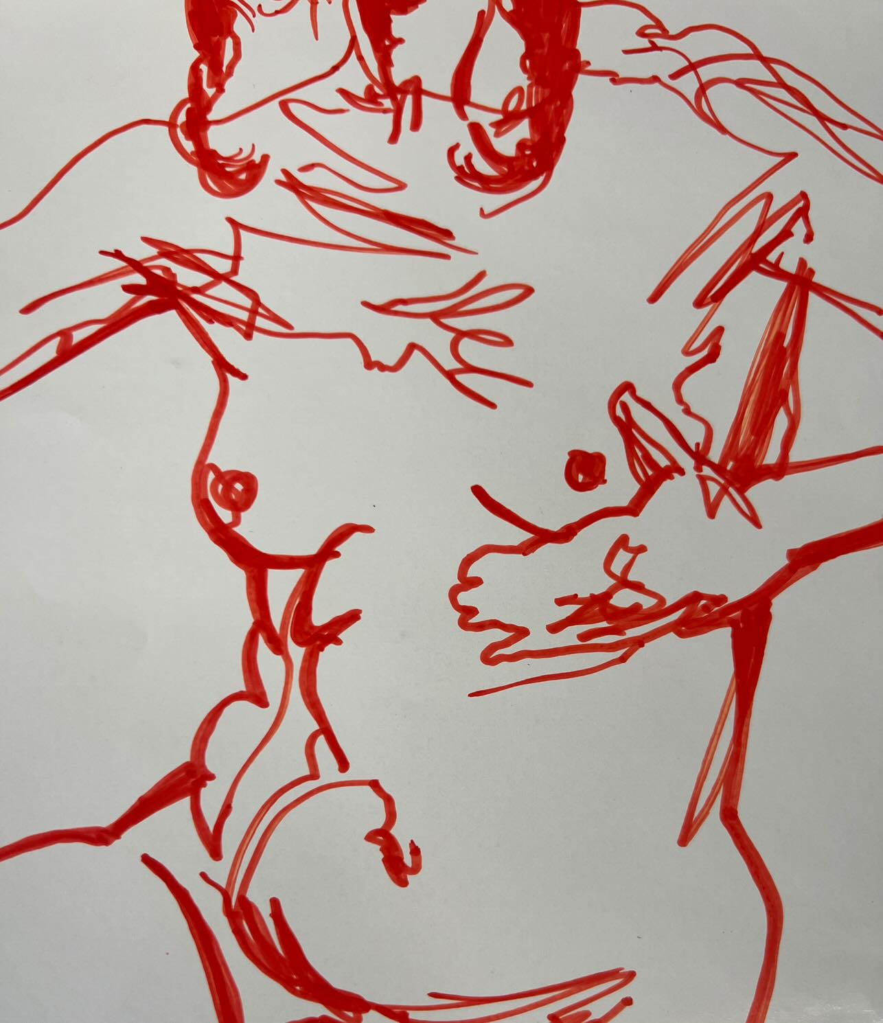 Con la mano en el pecho