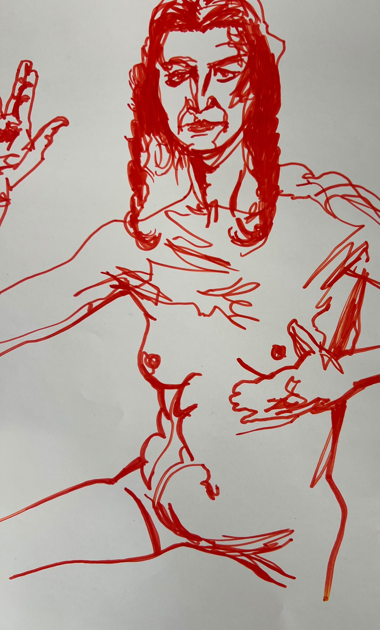 Con la mano en el pecho