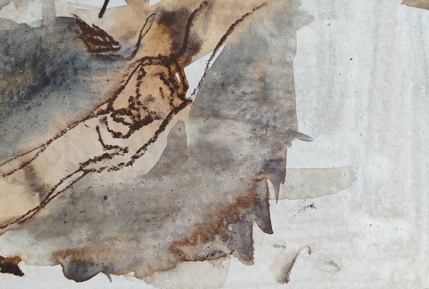 Dos modelos dándose la mano